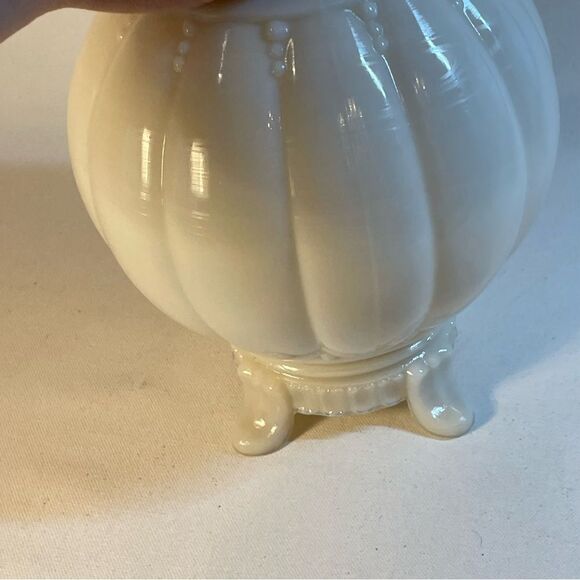 old ivory colored milk glass table lamp, vintage alacite Aladdin lamp shade - Picture 13 of 15